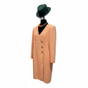 Elegante Abito in Tessuto Pesante Color Pesca con Bottoni Dorati